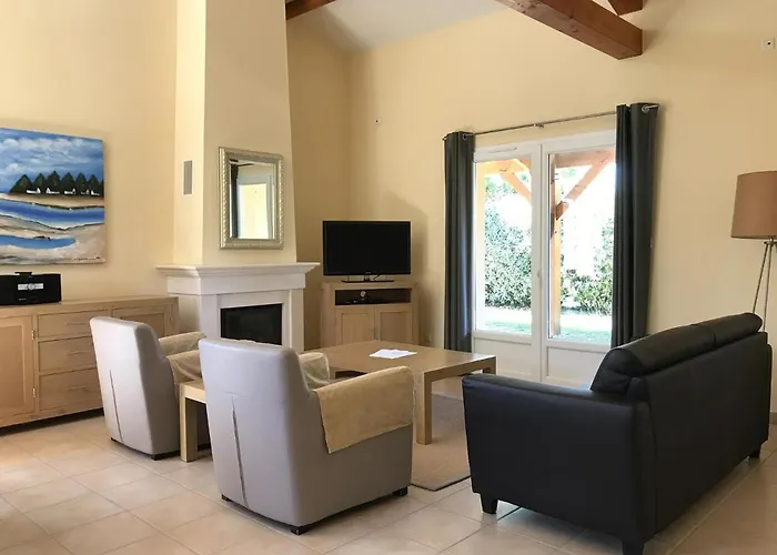 Сasa de vacaciones In With Golf & Pool Access Les Forges (Deux-Sevres)